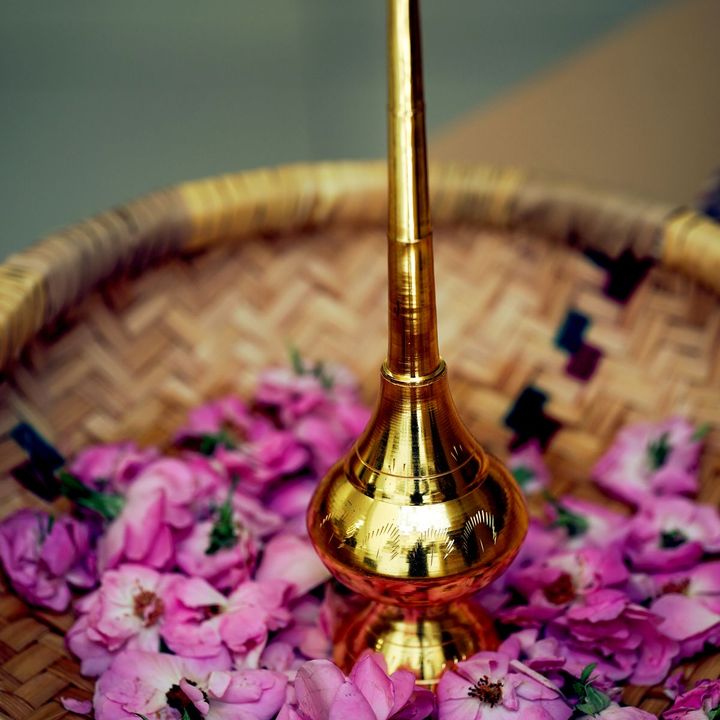 Gold Mabkhara Gift Set: Gold-tone burner + rose bakhoor (stock photo)